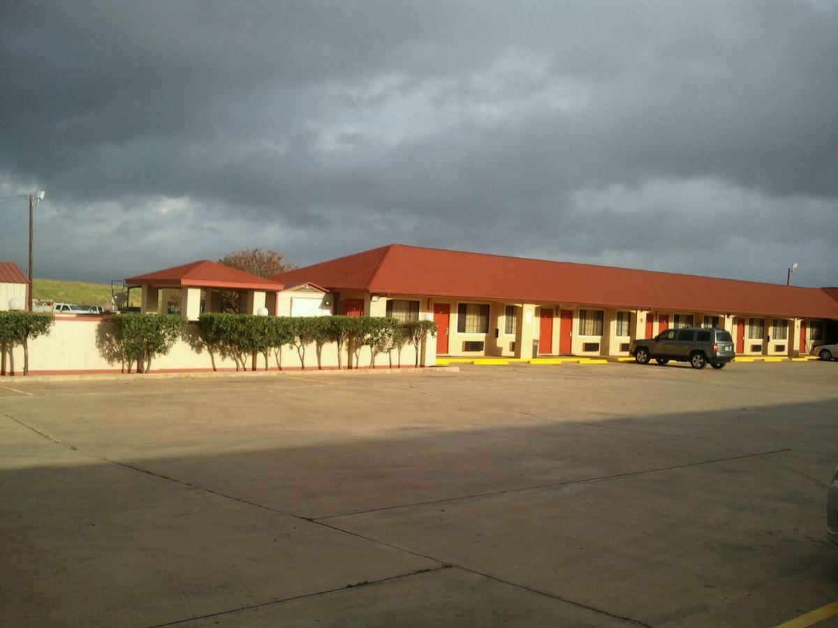 Royal Inn Pearsall Buitenkant foto